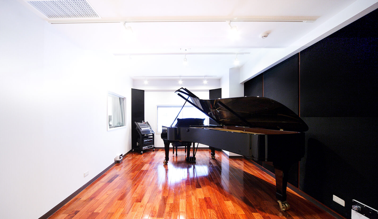 各ブランドから厳選されたピアノ｜世界中の演奏家達に愛され続けているSTEINWAY＆SONSをはじめ、YAMAHA、KAWAIのピアノを一台一台音色を確かめ、導入しています。