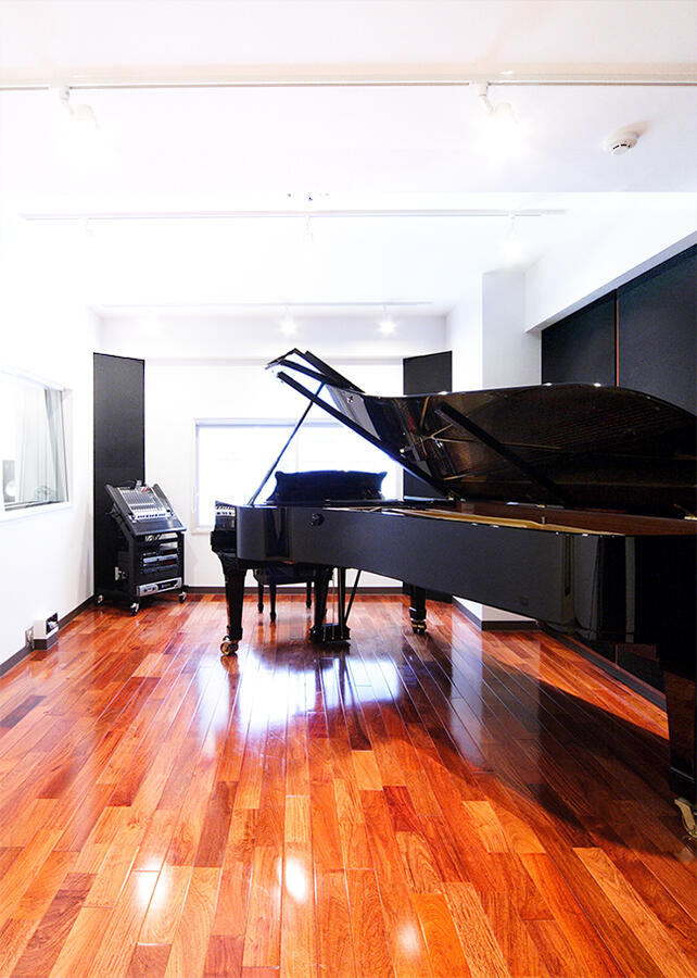 各ブランドから厳選されたピアノ|世界中の演奏家達に愛され続けているSTEINWAY&SONSをはじめ、YAMAHA、KAWAIのピアノを一台一台音色を確かめ、導入しています。